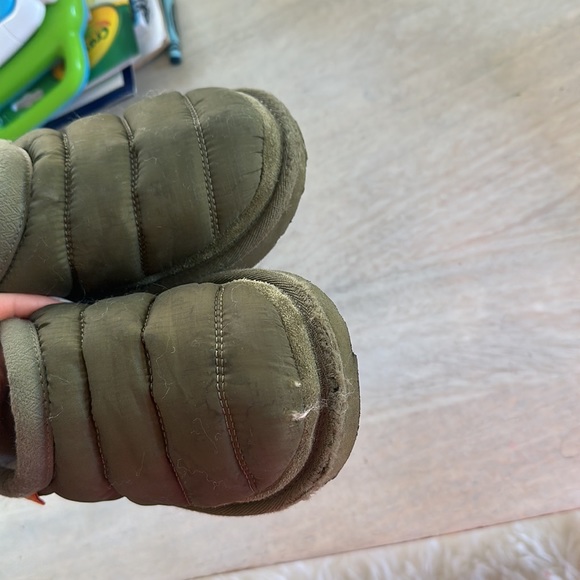 Kids ugg slip ons - Picture 6 of 6